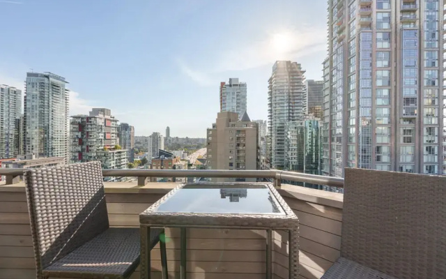 Luxe 2BR Condo w Skyline Views In-suite Laundry