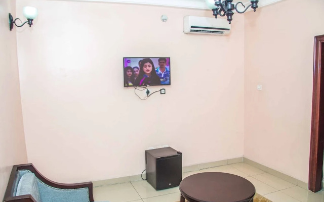 Royal Crest Hotel & Suites