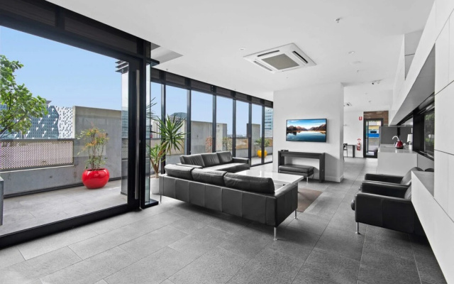 Modern 1-bed City Apartment With Pool and Gym – Balcony – Melbourne