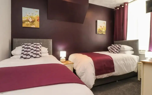 7-bed Beachside Retreat - Sleeps 14 & Pet Friendly
