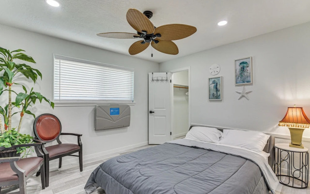 Galveston Group Getaway ~ 2 Blocks to Beach!