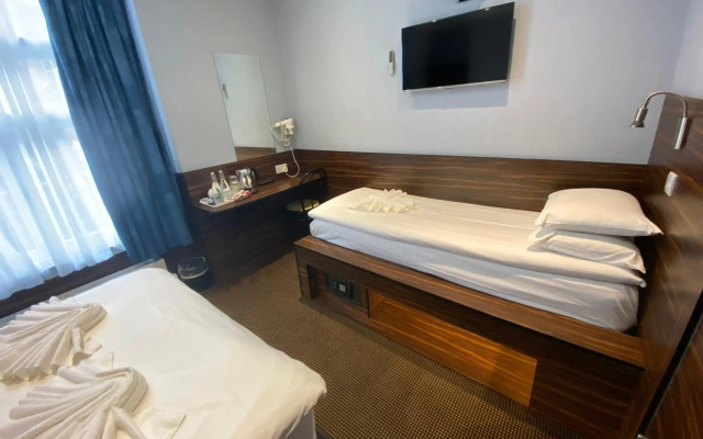 Crestfield Hotel