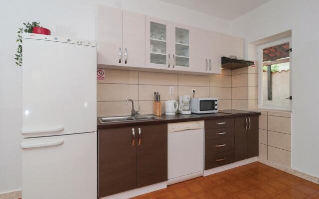 Awesome Home in Pucisca with Hot Tub, WiFi & 5 Bedrooms