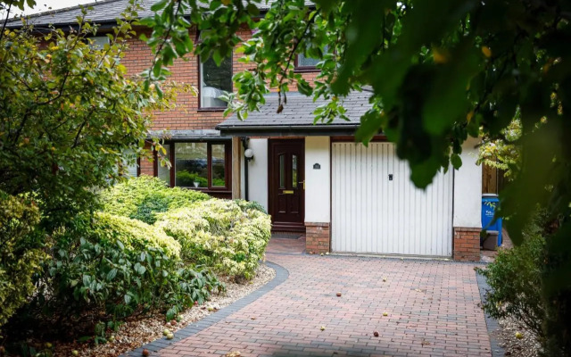 Stylish family home in desirable Penylan + Parking