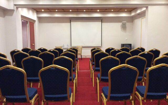 Country Club Hotel & Suites