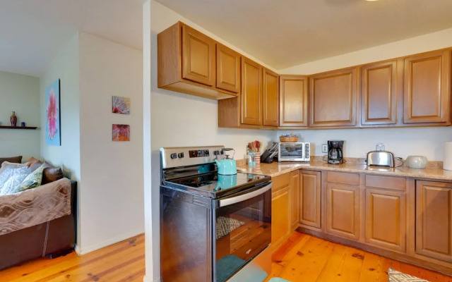 Breezy Kailua-kona Bungalow w/ Lanai & Ocean View!