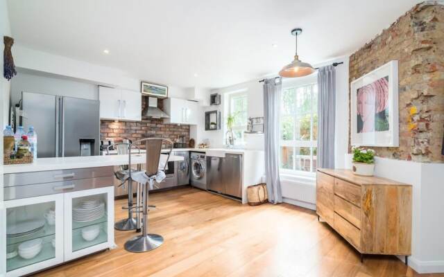 2BR Home in London W/terrace + Parking