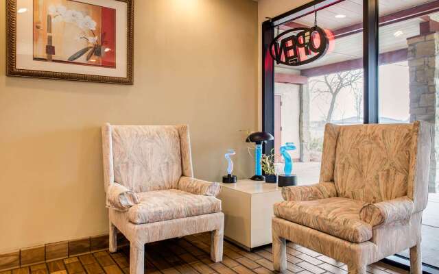 Econo Lodge Airport - Holland