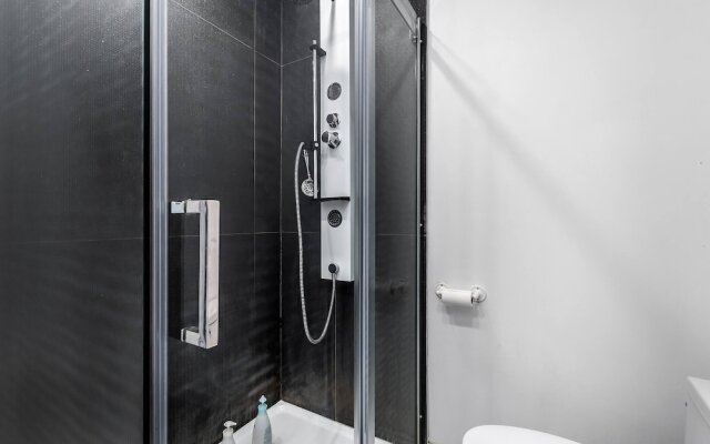 Chic Townhome With Garage Dt Mtl