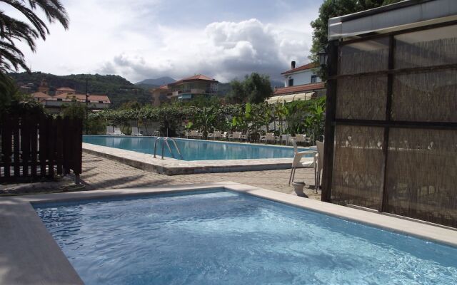 Apartments with Terrace or Balcony Overlooking the Sea