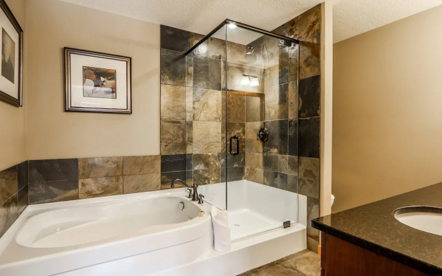 Rundle Cliffs Lodge by Spring Creek Vacation