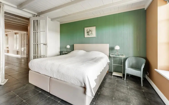 Spacious Holiday Home De Pauwenhof