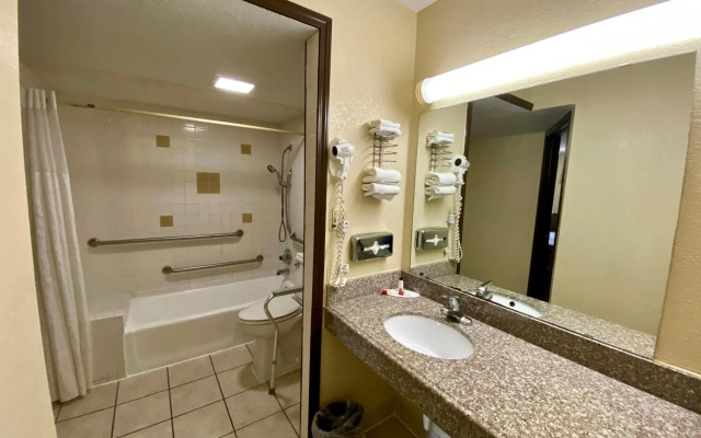 Super 8 by Wyndham Shawnee