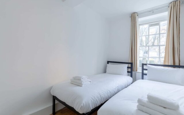 Inviting 2BD Flat 15 Minutes From Regents Park!