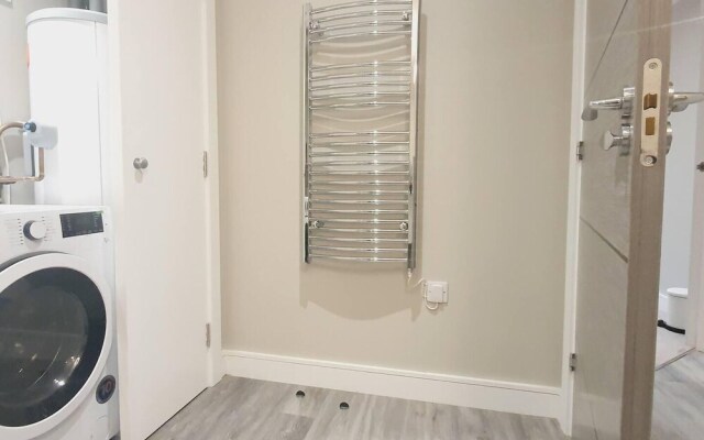 1braptmt W/king BED 4guests Embankmnt Parkg Wifi