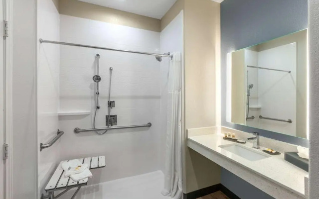 La Quinta Inn  Suites by Wyndham Houston Channelview