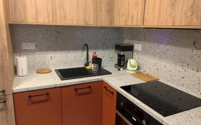 Uroczy apartament z ogródkiem