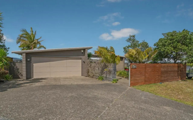 Sanctuary By The Water - Matarangi Holiday Home