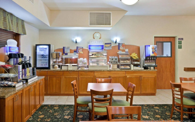 Holiday Inn Express & Suites Burlington by IHG