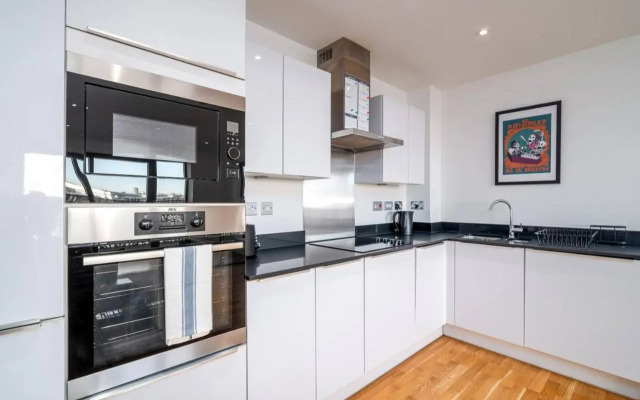 Stunning Riverside View Apartment, near Canary Wharf & O2
