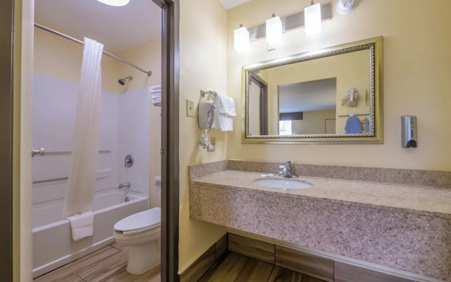 Super 8 Motel - Forsyth