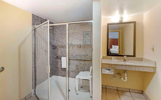 Comfort Inn & Suites Airport Convention Center