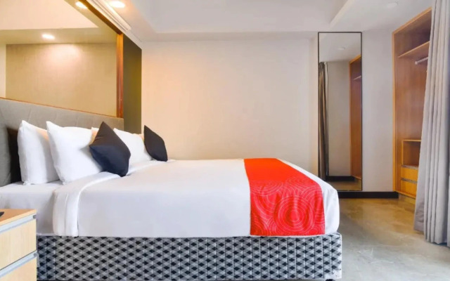 Collection O 30080 Sapphire 83 Mall