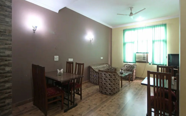 OYO 6977 Hotel Clarks