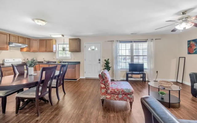 Have The Best Stay At Our Modern Art Gallery Home 3 Bedroom Home by Redawning