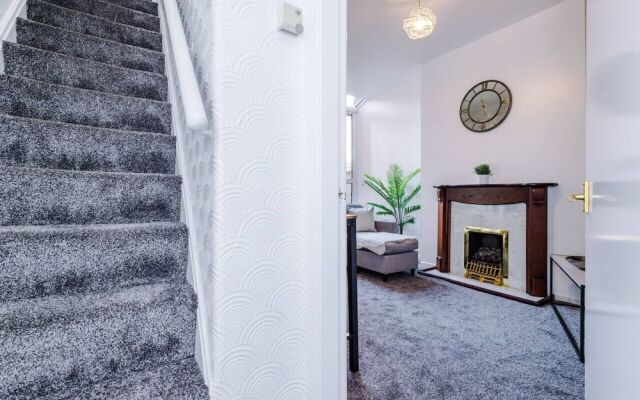 Comfy Four Bedroom House with parking