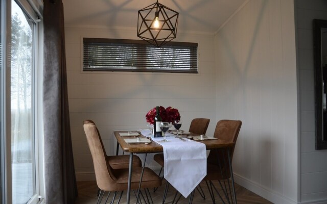 Hollicarrs - Honeycomb Lodge