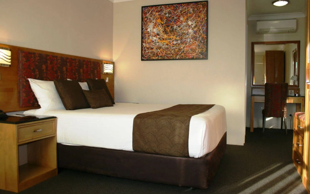 Noah's Mid City Motor Inn