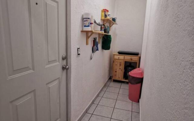 Lovely studio apartment with balcony AC & wi-fi, minutes from downtown!