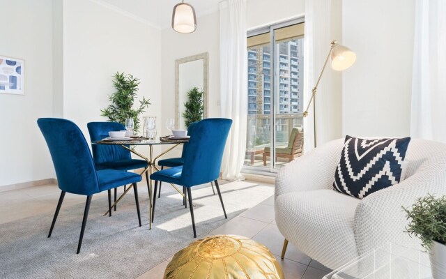 Monty - Stylish Apartment with Partial Burj Khalifa View