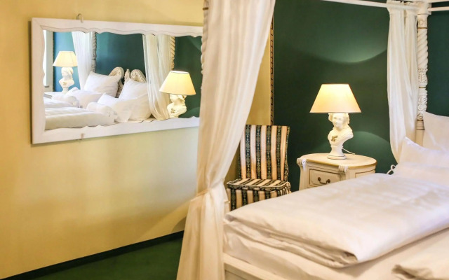 Backstage Hotel