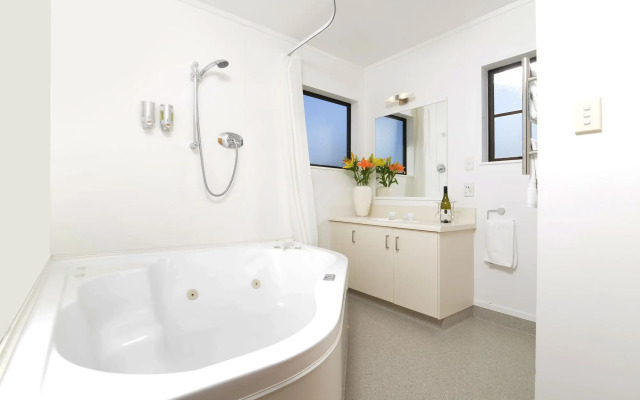 Knightsbridge Court Motor Lodge