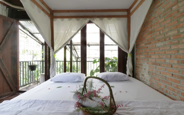 NILA HOUSE, Sharia Family Home Stay by ZUZU