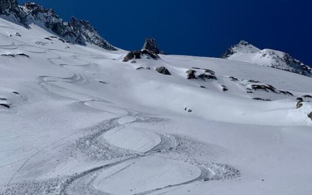 Appartement avec jacuzzi dans chalet privé, grande terrasse, parking gratuit