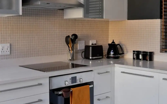 Top-floor 2 Bed Unmatched Table Mountain Views