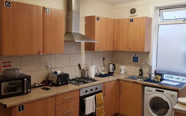 Immaculate 6-bed House in Luton Near Town Center