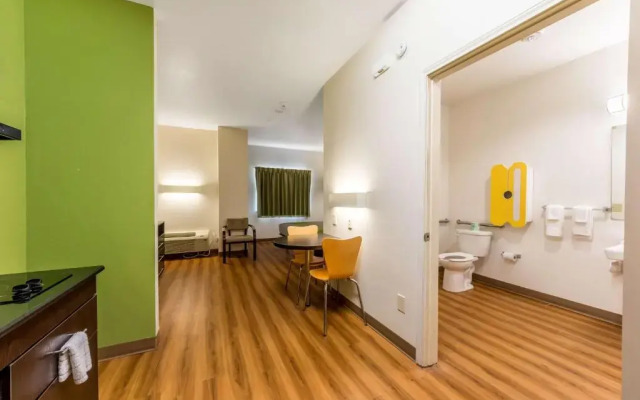 Super 8 by Wyndham Kenedy