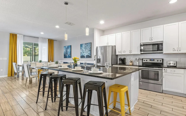 UpstaySpaciousHomePoolHotTubSleeps27