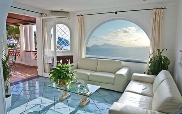 Sorrento Holidays (V425)