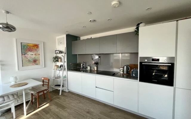 Elegant Chic Living Vibrant London Area