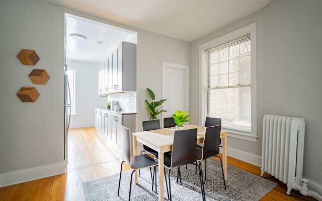 2BR Apt in Lively Ngbrhood Wrigley Field