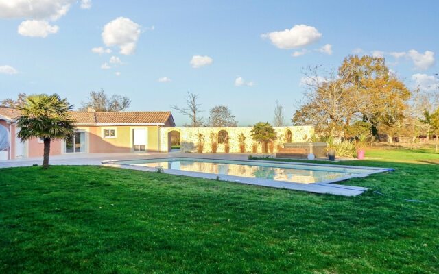 Villa With 5 Bedrooms in Saint-germain-d'esteuil, With Private Pool, E