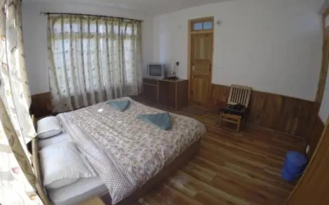 Barath Hotel & Guest House