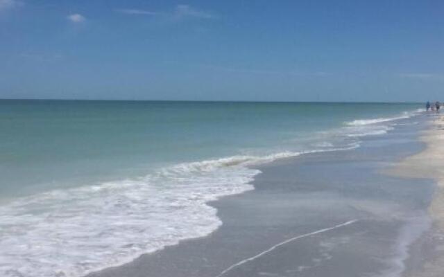 Joyce's Beachfront Suite 3
