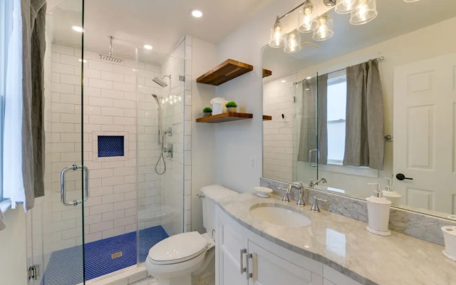 Avalon Vacation Rental w/ Porch & Grill!