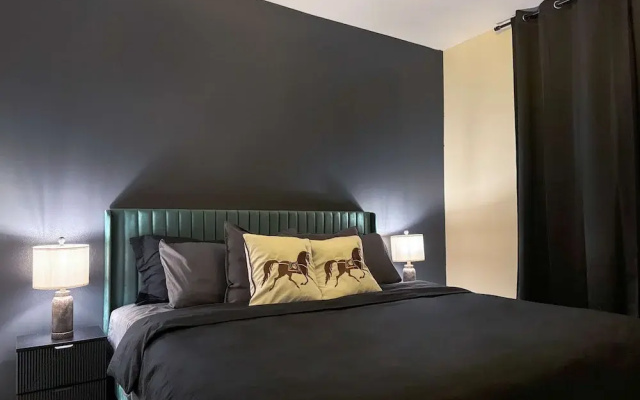 Modern Comfort W Pool GYM Parking 10 Min to Cedars
